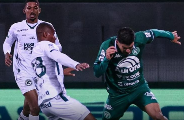 Segunda divis&atilde;o tem novo l&iacute;der, vit&oacute;ria fora e trope&ccedil;o em casa