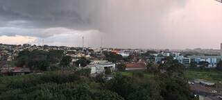 Campo Grande tem chuva e MS segue com aviso de queda de temperatura 