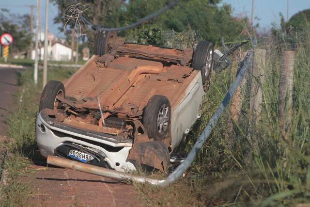 Motorista perde controle da dire&ccedil;&atilde;o e capota carro ap&oacute;s derrubar poste