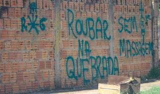 Cansado de ver casa da m&atilde;e ser invadida, homem deixa aviso em muro