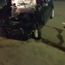 Carro fica destru&iacute;do ap&oacute;s bater em ca&ccedil;amba na Avenida Salgado Filho