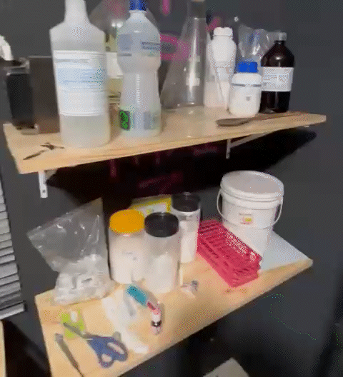 Entregador desconfia de encomenda e pol&iacute;cia encontra laborat&oacute;rio de drogas 