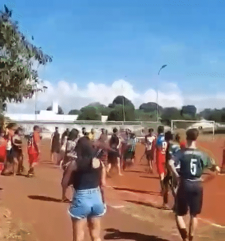 Futebol no terr&atilde;o termina em cadeirada e confus&atilde;o generalizada