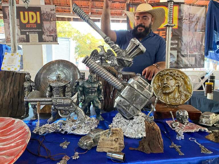 Acidente de moto mudou tudo e dor de Uderson virou arte em alumínio