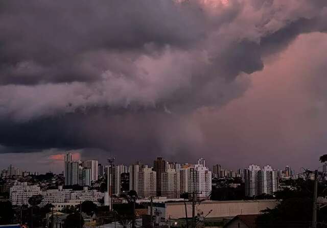 Campo Grande tem chuva e MS segue com aviso de queda de temperatura 