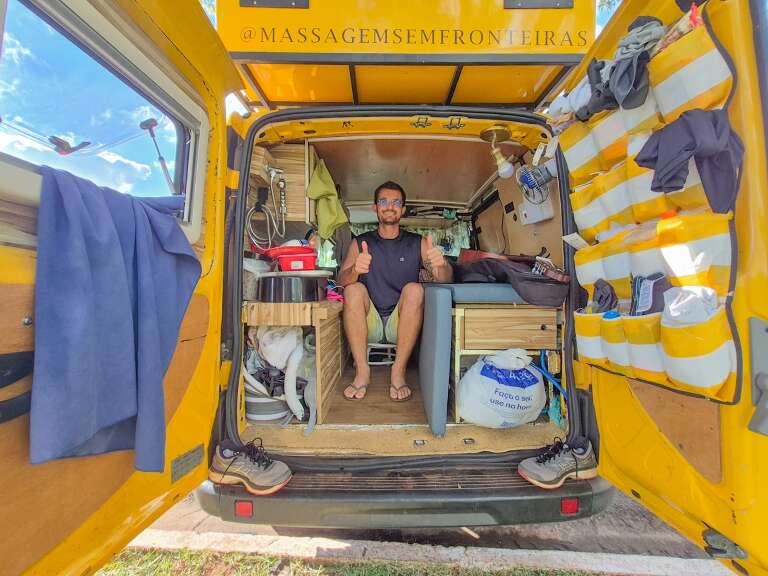 Henrique transforma Doblò em casa e viaja o Brasil fazendo massagem
