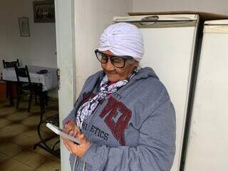 Aos 83 anos, Jovenil nunca soube ler, mas decorou &iacute;cones para usar celular