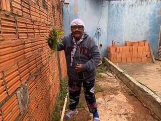 Aos 83 anos, Jovenil nunca soube ler, mas decorou &iacute;cones para usar celular