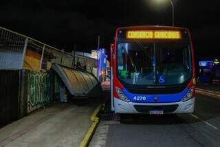 &Ocirc;nibus derruba ponto de parada na Avenida J&uacute;lio de Castilho