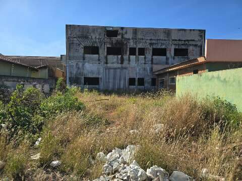 Imóvel sem uso acumula lixo e vira abrigo de moradores de rua na Vila Ipiranga