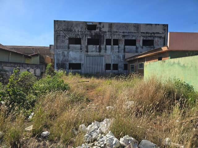 Im&oacute;vel sem uso acumula lixo e vira abrigo de moradores de rua na Vila Ipiranga