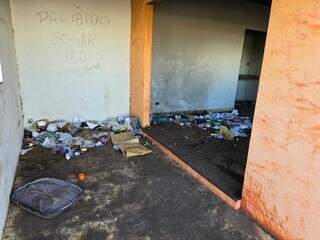 Im&oacute;vel sem uso acumula lixo e vira abrigo de moradores de rua na Vila Ipiranga