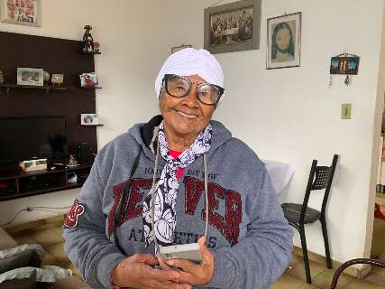 Aos 83 anos, Jovenil nunca soube ler, mas decorou &iacute;cones para usar celular