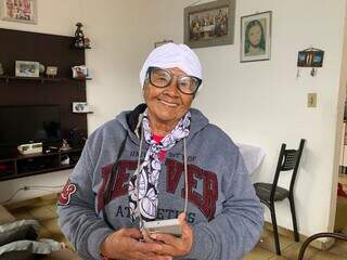 Aos 83 anos, Jovenil nunca soube ler, mas decorou &iacute;cones para usar celular
