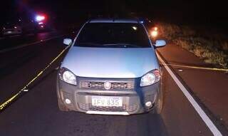 Pistoleiros atiram em dois homens na estrada e capotam Hilux durante fuga