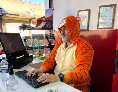 Zoado, mas feliz: S&eacute;rgio trabalha no frio com pijama de tigre e unic&oacute;rnio