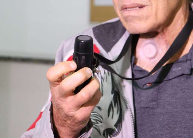 Hospital entrega laringes eletr&ocirc;nicas a pacientes que perderam a voz