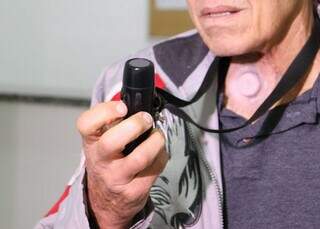 Hospital entrega laringes eletr&ocirc;nicas a pacientes que perderam a voz
