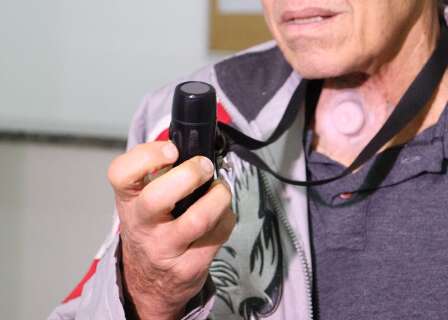 Pacientes que perderam a voz recebem laringes eletr&ocirc;nicas