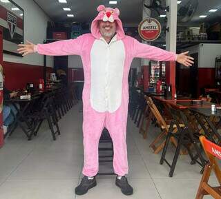 Zoado, mas feliz: S&eacute;rgio trabalha no frio com pijama de tigre e unic&oacute;rnio