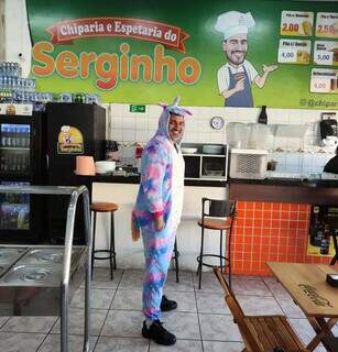 Zoado, mas feliz: S&eacute;rgio trabalha no frio com pijama de tigre e unic&oacute;rnio