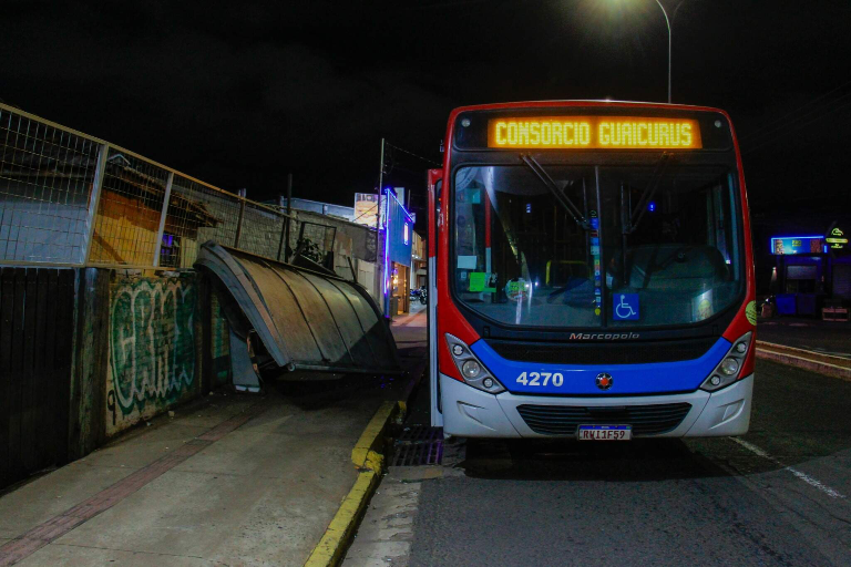 Ponto de Ônibus desabado (Foto: Juliano Almeida)