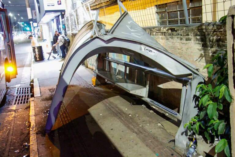 Ponto de Ônibus desabado (Foto: Juliano Almeida)