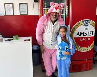 Zoado, mas feliz: S&eacute;rgio trabalha no frio com pijama de tigre e unic&oacute;rnio