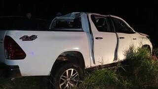 Pistoleiros atiram em dois homens na estrada e capotam Hilux durante fuga