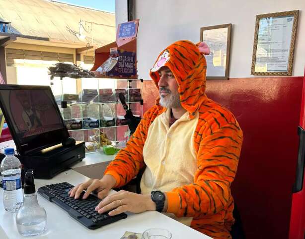 Zoado, mas feliz: S&eacute;rgio trabalha no frio com pijama de tigre e unic&oacute;rnio