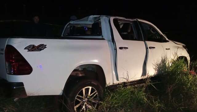 Pistoleiros atiram em dois homens na estrada e capotam Hilux durante fuga