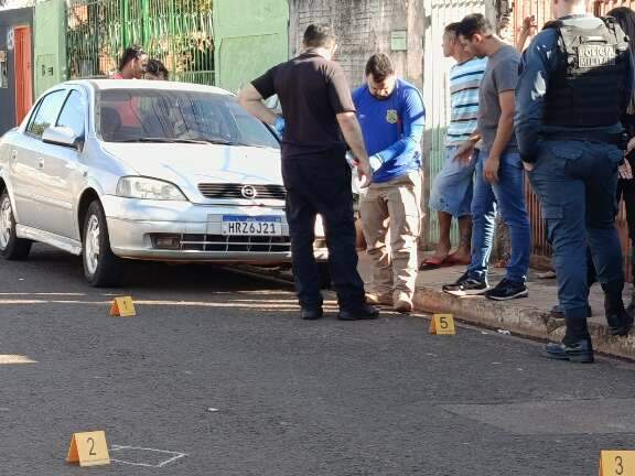 Após morte de jovem, carro é atingido por 5 tiros em guerra de famílias 