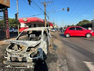 Carro pega fogo e chamas altas assustam na Avenida Guaicurus