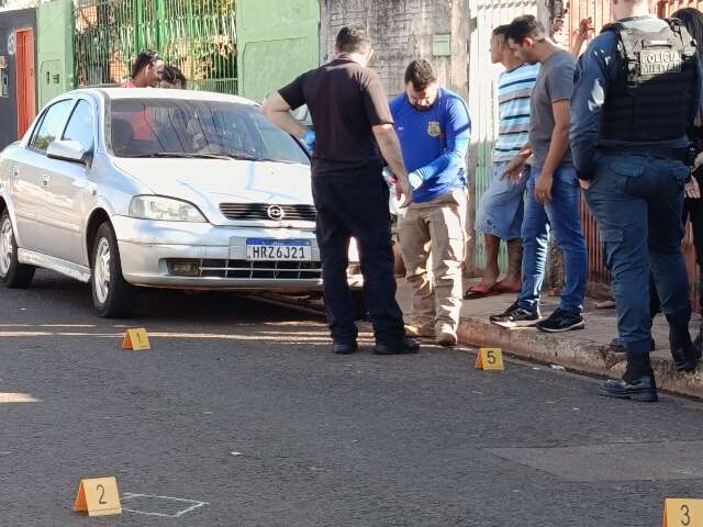 Fam&iacute;lia relata amea&ccedil;as ap&oacute;s carro ser atingido por cinco tiros 