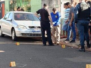 Ap&oacute;s morte de jovem, carro &eacute; atingido por 5 tiros em guerra de fam&iacute;lias 