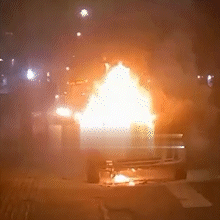 Carro pega fogo e chamas altas assustam na Avenida Guaicurus