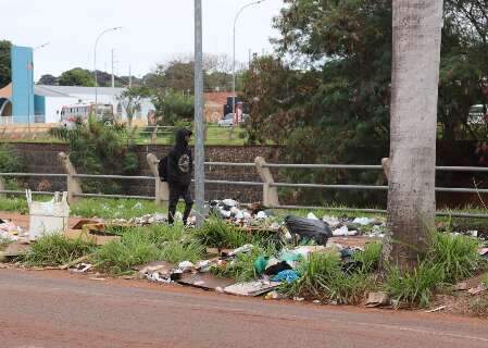 Moradores reclamam de lixo, mato alto e barracos &agrave; margem do Rio Anhandu&iacute;