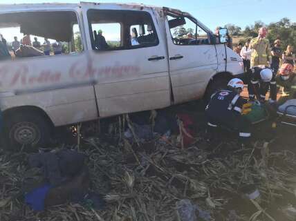 Morador de MS morre ap&oacute;s van capotar em rodovia no Paran&aacute;