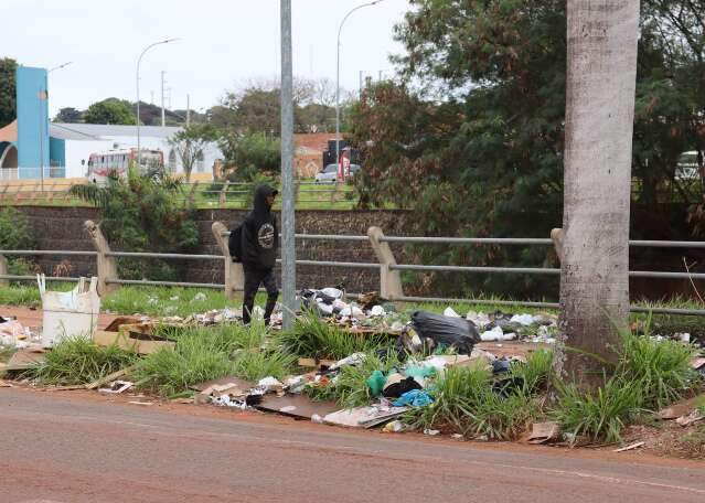 Moradores reclamam de lixo, mato alto e barracos &agrave; margem do Rio Anhandu&iacute;