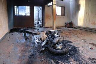 Briga de casal termina com resid&ecirc;ncia e moto destru&iacute;das por inc&ecirc;ndio