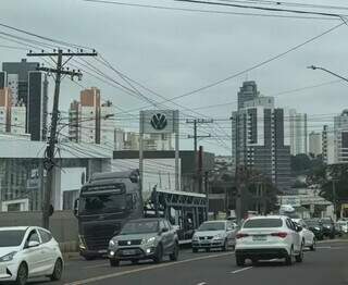 Apesar de medida contra o caos, caminhões seguem tumultuando a Joaquim Murtinho Apesar de medida contra o caos, caminhões seguem tumultuando a Joaquim Murtinho