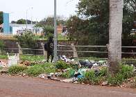 Moradores reclamam de lixo, mato alto e barracos à margem do Rio Anhanduí
