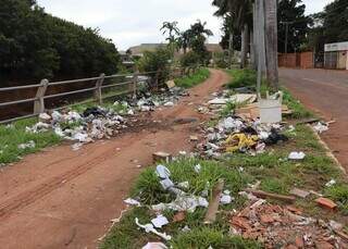 Moradores reclamam de lixo, mato alto e barracos &agrave; margem do Rio Anhandu&iacute;