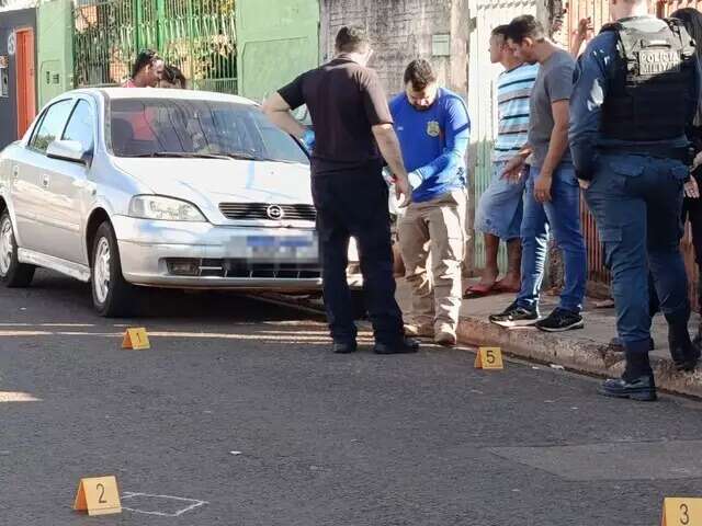 Ap&oacute;s morte de jovem, carro &eacute; atingido por 5 tiros em guerra de fam&iacute;lias 