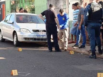 Ap&oacute;s morte de jovem, carro &eacute; atingido por 5 tiros em guerra de fam&iacute;lias 