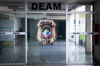 M&atilde;e &eacute; esfaqueada na cabe&ccedil;a ao salvar filho de ataque do padrasto 