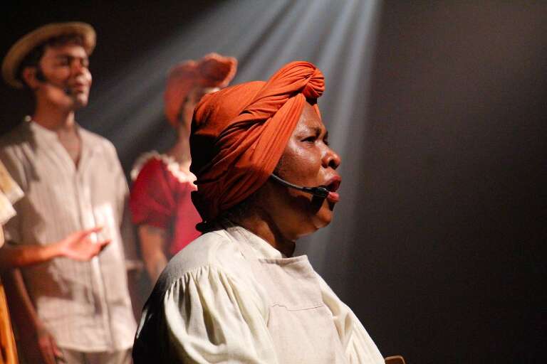 Musical sobre Tia Eva emociona quem vê seu legado desabar