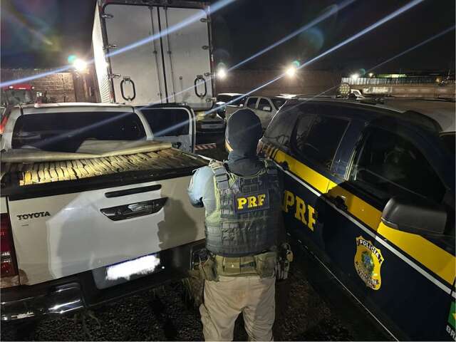 Motorista foge a p&eacute; e abandona caminhonete com 2 toneladas de maconha
