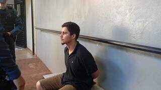 Filho afirma arrependimento ap&oacute;s matar a m&atilde;e com facadas no pesco&ccedil;o