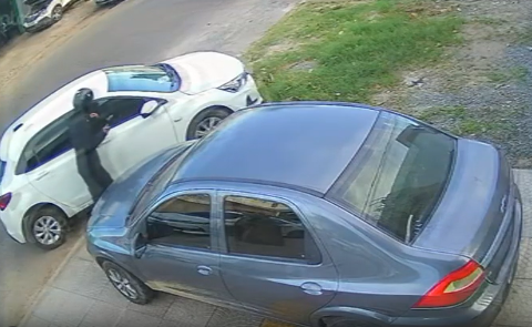  Ladr&atilde;o quebra vidro de carro e leva R$ 56,4 mil de comerciante